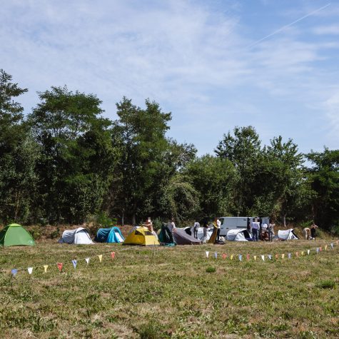 Manoir-du-Cosquer-La-Roche-Jaudy-montage-tentes-pour-la-nuit-blur